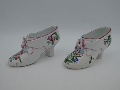 null LUNEVILLE une paire de chaussures en faïence à décor floral polychrome, longueur...