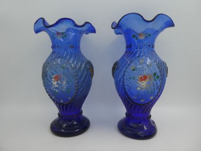 null Paire de vases en verre bleu à décor émaillé, hauteur 29 cm
