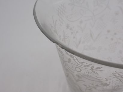 null BACCARAT, vase évasé en cristal à décor de fleurs et de coqs, hauteur 15 cm...
