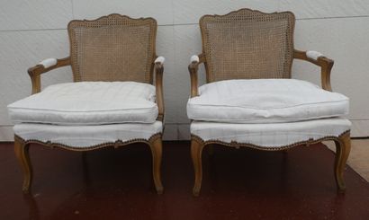 null Paire de fauteuils en bois naturel à dossier canné, style Louis XV (petit accident...