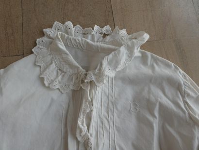 null LOT de diverses lingeries en coton brodé, vers 1900 comprenant : trois culotes,...