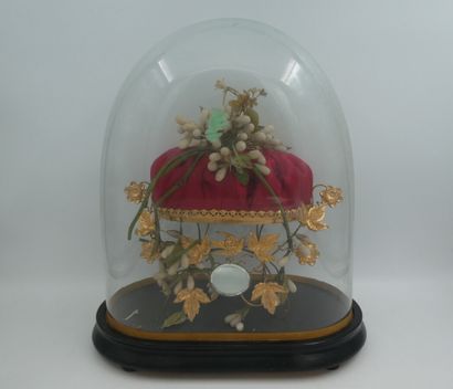 null Un globe de mariée contenant une coussin en velours rouge et une couronne de...