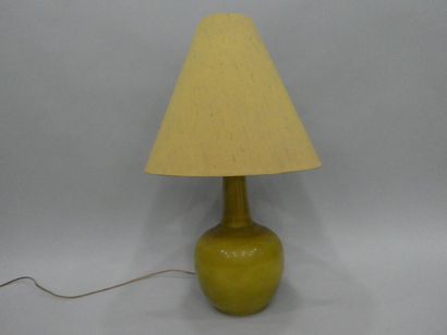 null Une importante lampe en céramique verte, années 70, hauteur du pied 44 cm