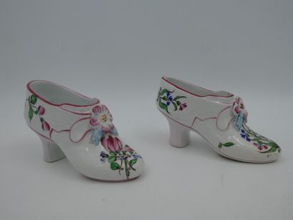 null LUNEVILLE une paire de chaussures en faïence à décor floral polychrome, longueur...