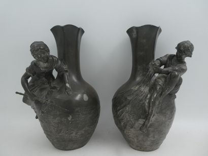 null MOREAU Auguste (1834-1917), d'après, une paire de vases décoratifs en régule...