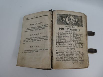 null Un ancien livre religieux avec reliure à fermails en cuir noir et laiton, 19...