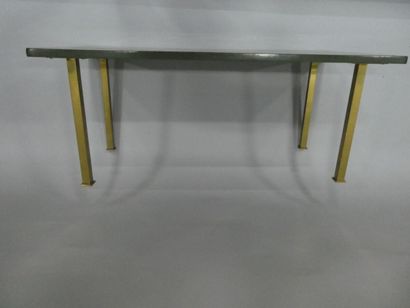 null GROSS Elisabeth une table basse à piétement doré, 41 x 100 x 50 cm .