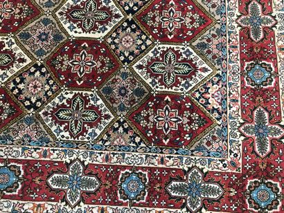 null Un tapis en laine à décor de médaillons, IRAN, 200 x 290 cm