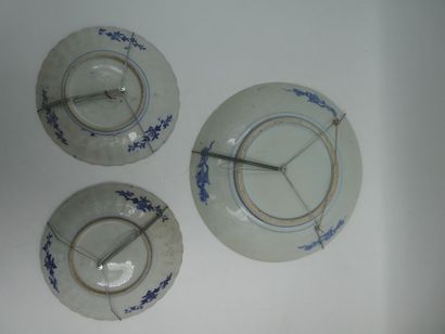 null LOT : un plat circulaire et une paire d'assiettes en porcelaine à décor en camaïeu...