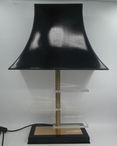 null Aldo TURA, lampe à base noire plexiglas et tube en métal doré, hauteur 68 cm...