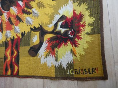 null BISSERY Jean-Claude (20ème siècle) d'après, Tapisserie en laine à décor rouge,...