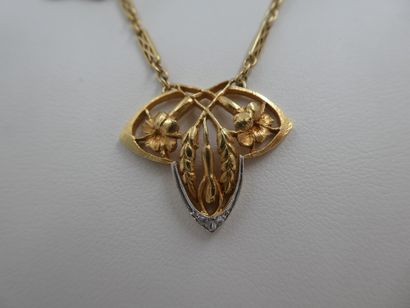 null Un collier en or jaune et gris orné de cinq motifs floraux serti de petits diamants...