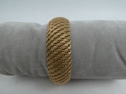 null Un bracelet manchette en or jaune tressé avec chaîne de sécurité, 63.20 gr,...