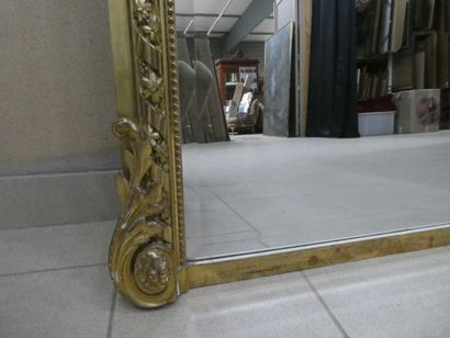 null Un grand miroir en stuc doré à décor de guirlandes de fleurs, style Louis XVI,...