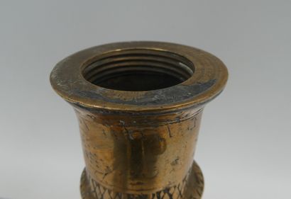 null Une base de pipe à eau « Hooka » de forme balustre en bronze à décor ciselé...