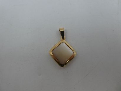 null Un pendentif en or jaune 750 serti d'un motif carré en nacre, 4,80 gr poids...