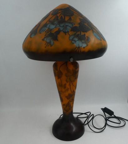 null Dans le style d'Emile GALLE lampe champignon à décor floral sur fond jaune orangé...