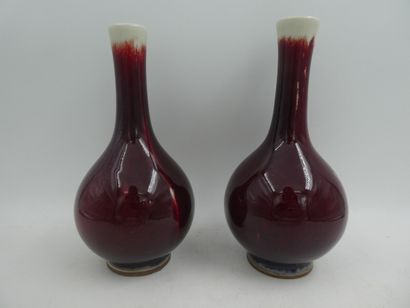 null Une paire de vases en porcelaine ovoïde à long col à couverte crème et aubergine...