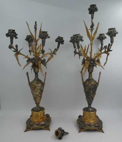 null Auguste Nicolas CAIN (1821 - 1894), une paire de candélabres en forme d'urne...