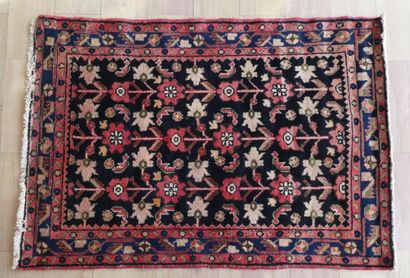 null Un tapis en laine à décor floral stylisé sur fond bleu nuit, HAMADAN, 152 x...