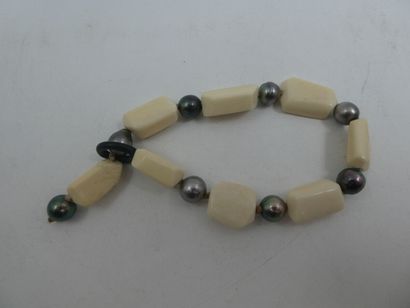 null Un bracelet à motifs en os et perles de Tahiti intercallées, 24 gr
