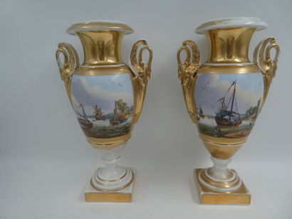 null Une paire de vases fuseau en porcelaine à décor polychrome de paysages, style...