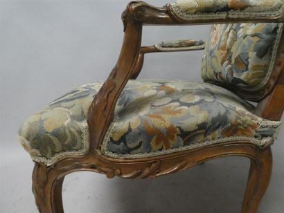 null Un fauteuil à dossier plat en acolades en bois naturel mouluré et sculpté de...