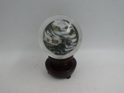 null Une boule peinte polychrome sous verre à décor de paysages, Chine première,...