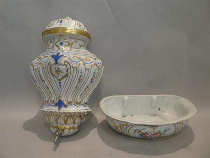 null Fontaine d'applique en porcelaine à décor floral polychrome signature en bleu...
