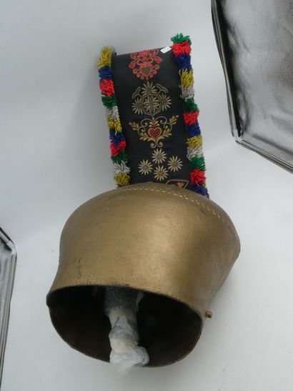 null Une cloche appenzelloise en bronze avec couuroie en cuir à décor des drapeaux...