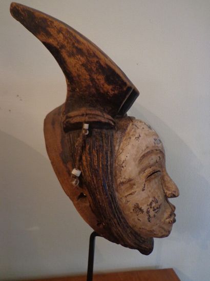 null Art Tribal, masque PUNU à cornes, tresses enrobantes, perles, traces anciennes...