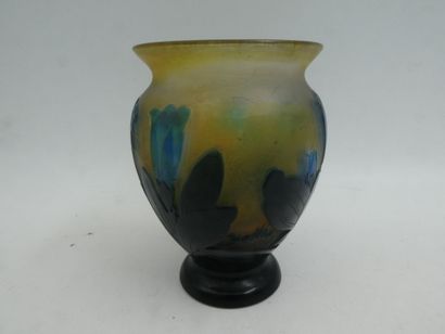 null Etablissements Emile Gallé (1846-1904), un petit vase de forme ovoïde sur piédouche...