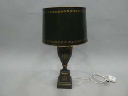 null Une lampe avec son abat-jour en tole laquée, style Empire, hauteur 63 cm