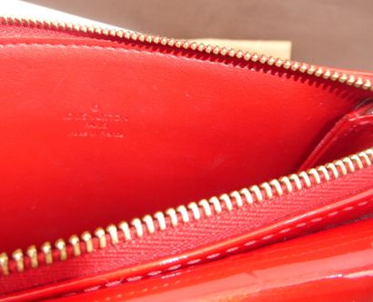 null VUITTON Louis Paris, un sac en cuir monogrammé verni de couleur rouge, 18 x...