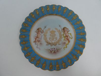 null SEVRES une petite assiette en porcelaine de Sèvres, décor polychrome de deux...
