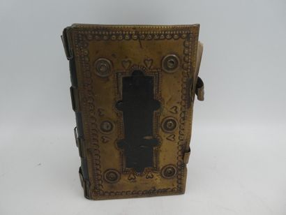 null Un ancien livre religieux avec reliure à fermails en cuir noir et laiton, 19...