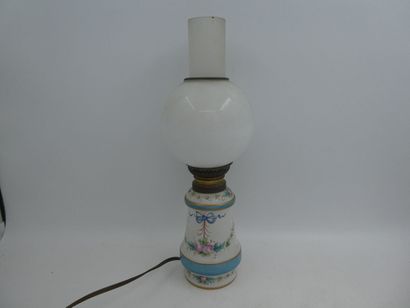 null Une lampe à pétrole en porcelaine à décor polychrome bleu de fleurs guirlandes...
