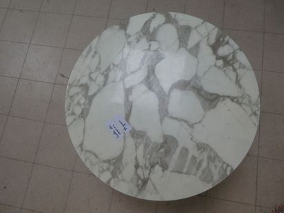 null Une table basse ronde plateau de marbre et pied acier, années 70, diamètre 90...