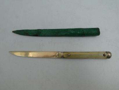 null Un couteau droit à coulisse lame à fruit en argent (poinçon tête de lièvre 1819-1838)...