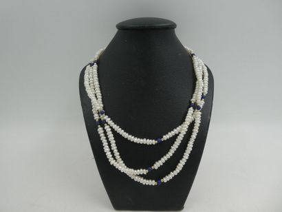 null Un collier de perles d'eau douce trois rangs avec intercallaires lapis lazuli...