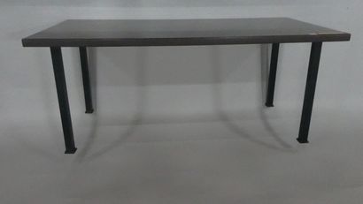 null GROSS Elisabeth une table basse à piétement noir, 41x 100 x 50 cm .