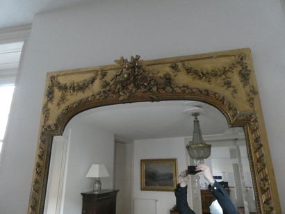 null Un grand miroir en stuc doré à décor de guirlandes de fleurs, style Louis XVI,...