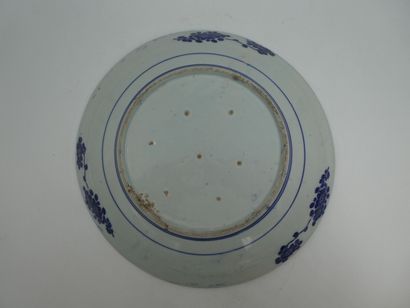 null Un plat circulaire en porcelaine à décor en camaïeu bleu, Chine, diamètre 35...