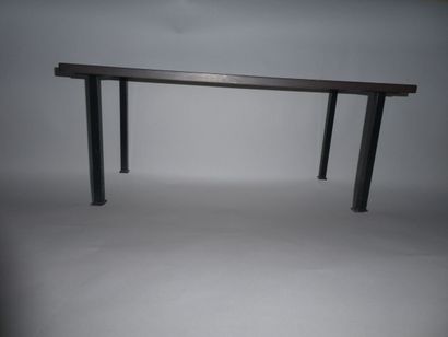 null GROSS Elisabeth une table basse à piétement noir, 41x 100 x 50 cm .