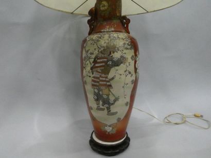 null Un grand vase en porcelaine à décor polychrome, SATSUMA Japon, hauteur 60 cm...
