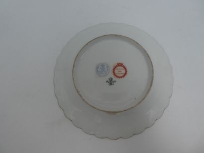 null SEVRES une petite assiette en porcelaine de Sèvres, décor polychrome de deux...
