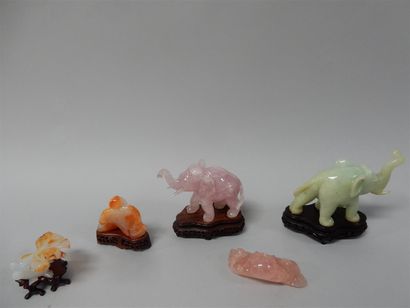null Ensemble de cinq statuettes en pierres dures, Chine : un éléphant en quartz...