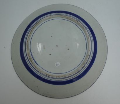 null Un grand plat circulaire en porcelaine à décor polychrome d'une grue en relief...