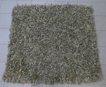 null Un tapis en coton et franges en cuir, Inde, 140 x 150 cm