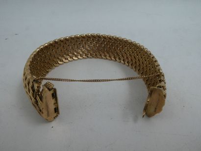 null Un bracelet manchette en or jaune tressé avec chaîne de sécurité, 63.20 gr,...